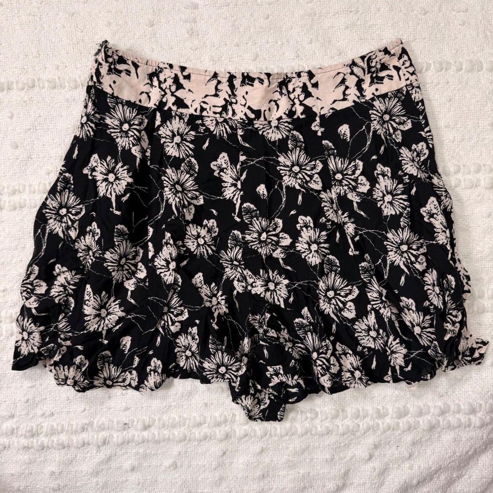 Free People Black White Floral Surplice Crop Top Boho Sleeveless Blouse Size 6 - Picture 2 of 8